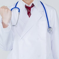 頑張って生きましょう！と応援する医師の写真