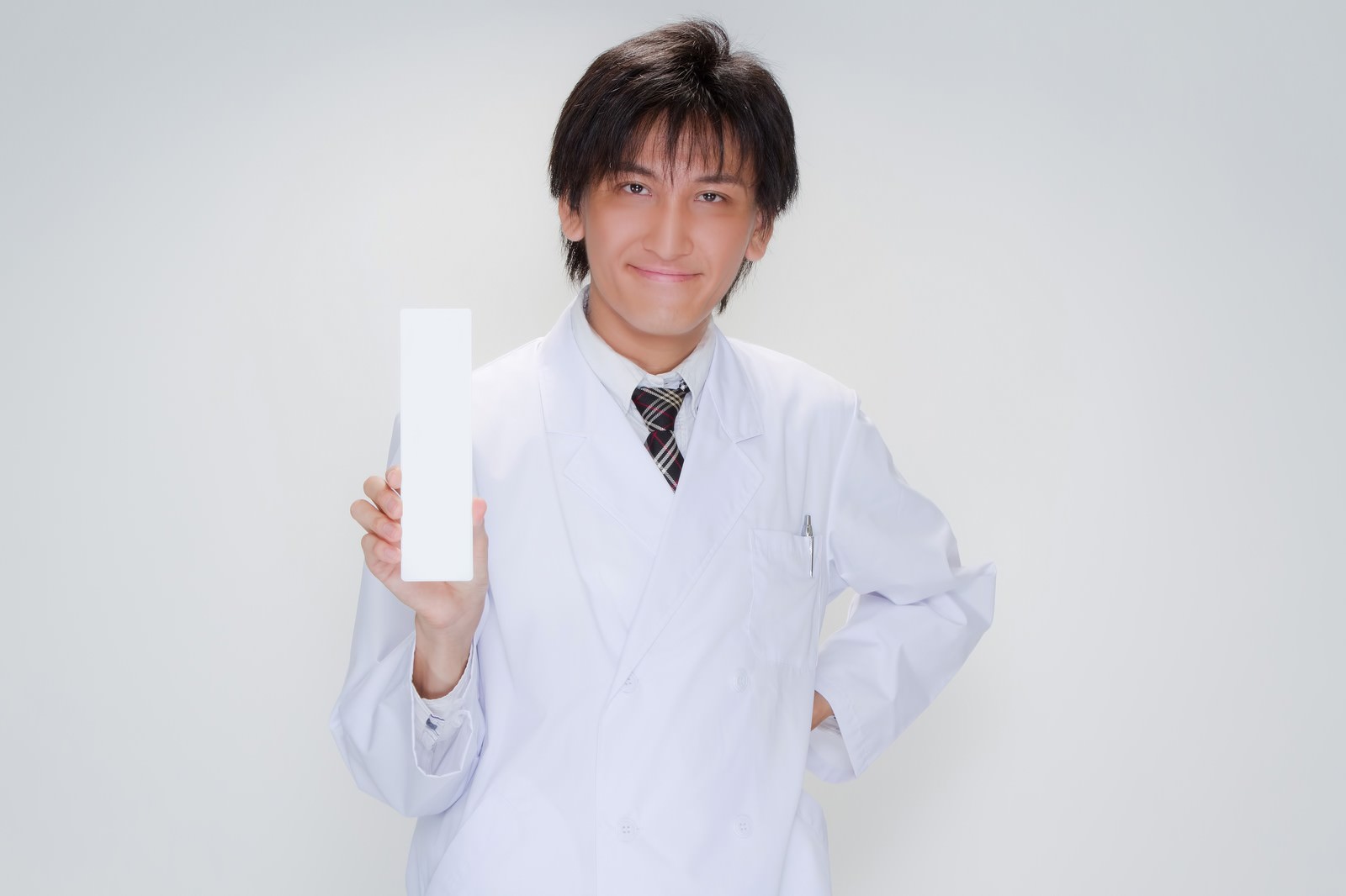 白い札を持つ白衣の医師［モデル：ACE］