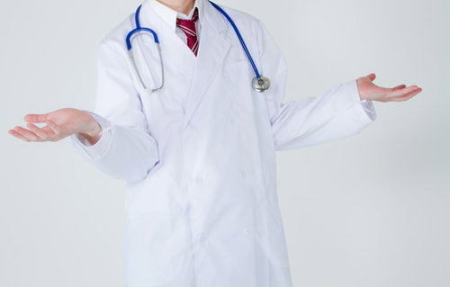 両手を広げて「見込はない」と首を振る白衣の医師