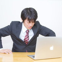 「ガタッ！」と机に手をついて勢いよく席を立つサラリーマンの写真