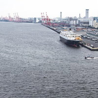 クレーンとコンテナが並ぶ品川埠頭の港湾施設の風景の写真