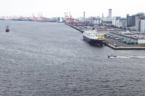 クレーンとコンテナが並ぶ品川埠頭の港湾施設の風景
