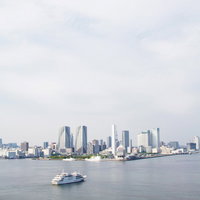 高層ビルやマンションが立ち並ぶ東京都の町並みの俯瞰風景の写真