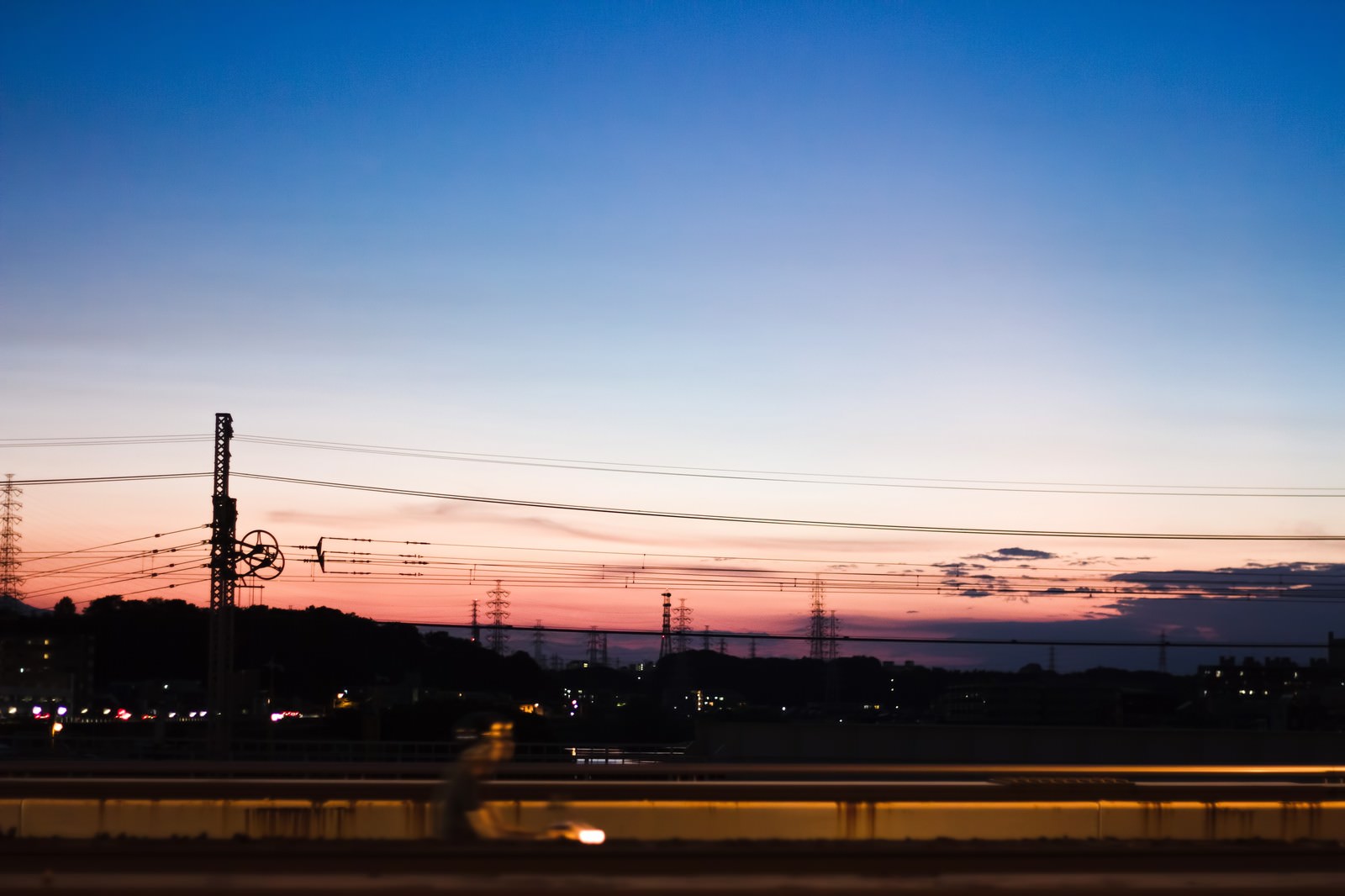 オレンジとピンクに染まる夕暮れ空
