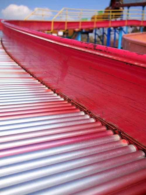 青空の下のローラーすべり台