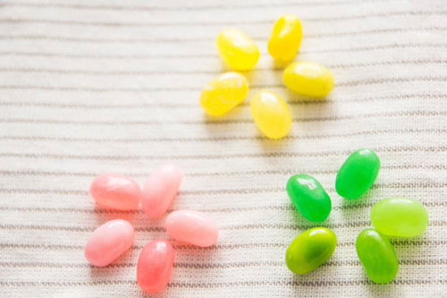花の形に並べたカラフルなゼリービーンズ