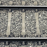 駅のホームに敷かれた線路と砂利の写真