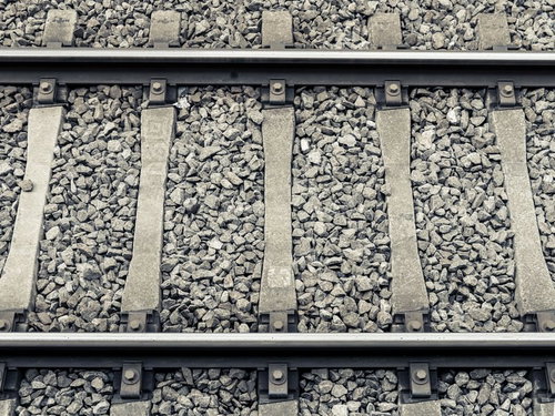 駅のホームに敷かれた線路と砂利