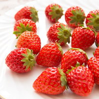 白いお皿に並べた約15個のイチゴの写真