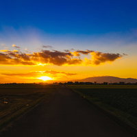大刀洗の田んぼに沈む夕陽と夕焼け空の写真