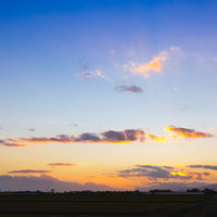 日が暮れ始めた大刀洗の田園風景と夕焼け空の写真