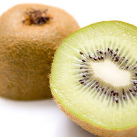 半分にカットしたキウイフルーツの断面の写真