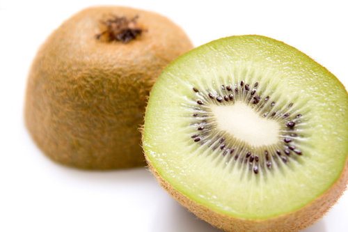 半分にカットしたキウイフルーツの断面