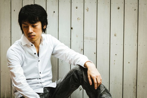 もう嫌で帰りたいエンジニア男性。仕事のストレスと疲労で心が虚ろ