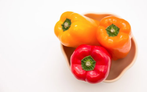 赤・オレンジ・黄色のパプリカ三種の野菜食材