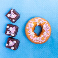 チョコとドーナッツで表現した10周年の数字の写真