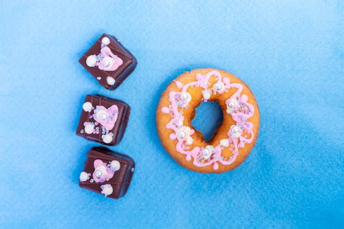 チョコとドーナッツで表現した10周年の数字