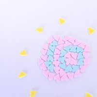 ピンクのハート型お菓子で作った数字の10の写真