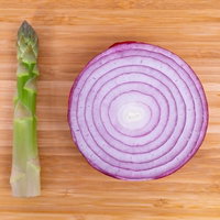 アスパラと紫たまねぎで作った「10」の数字の写真