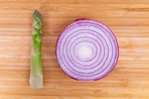 アスパラと紫たまねぎで作った「10」の数字
