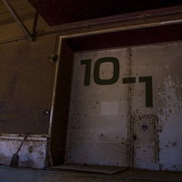 錆びた扉と番号が付いた貸し倉庫、廃墟の古い倉庫施設の写真