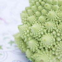 ロマネスコの断面に見える規則的な小花の房の写真