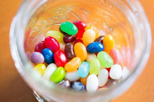 透明ボトルに詰まったカラフルなジェリービーンズ