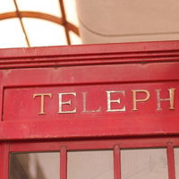 「TELEPHONE」と書かれた電話ボックスの写真