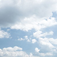 晴れた空に白い雲が広がる風景の写真