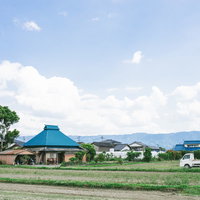 ひだまり工房の古民家と緑の畑：田舎の風景の写真