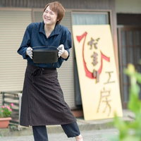 ダッチオーブンで調理してきた田舎の台所での料理風景の写真