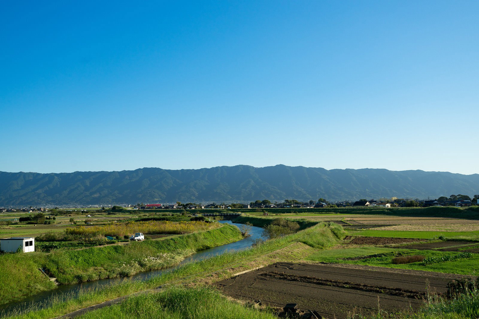 大刀洗の農地平野と遠景の山々と青空