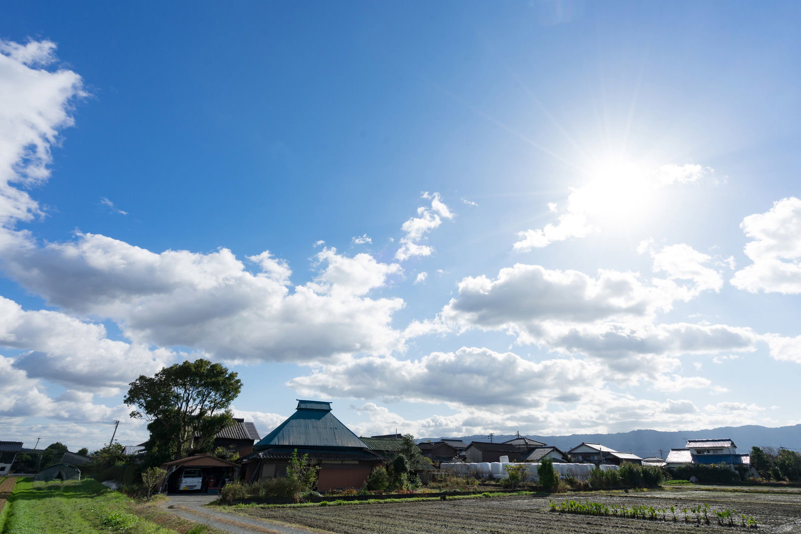 大刀洗町の古民家と畑が広がる田園風景