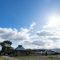 ひだまり工房前の古民家と畑─福岡県大刀洗町の田園風景の写真