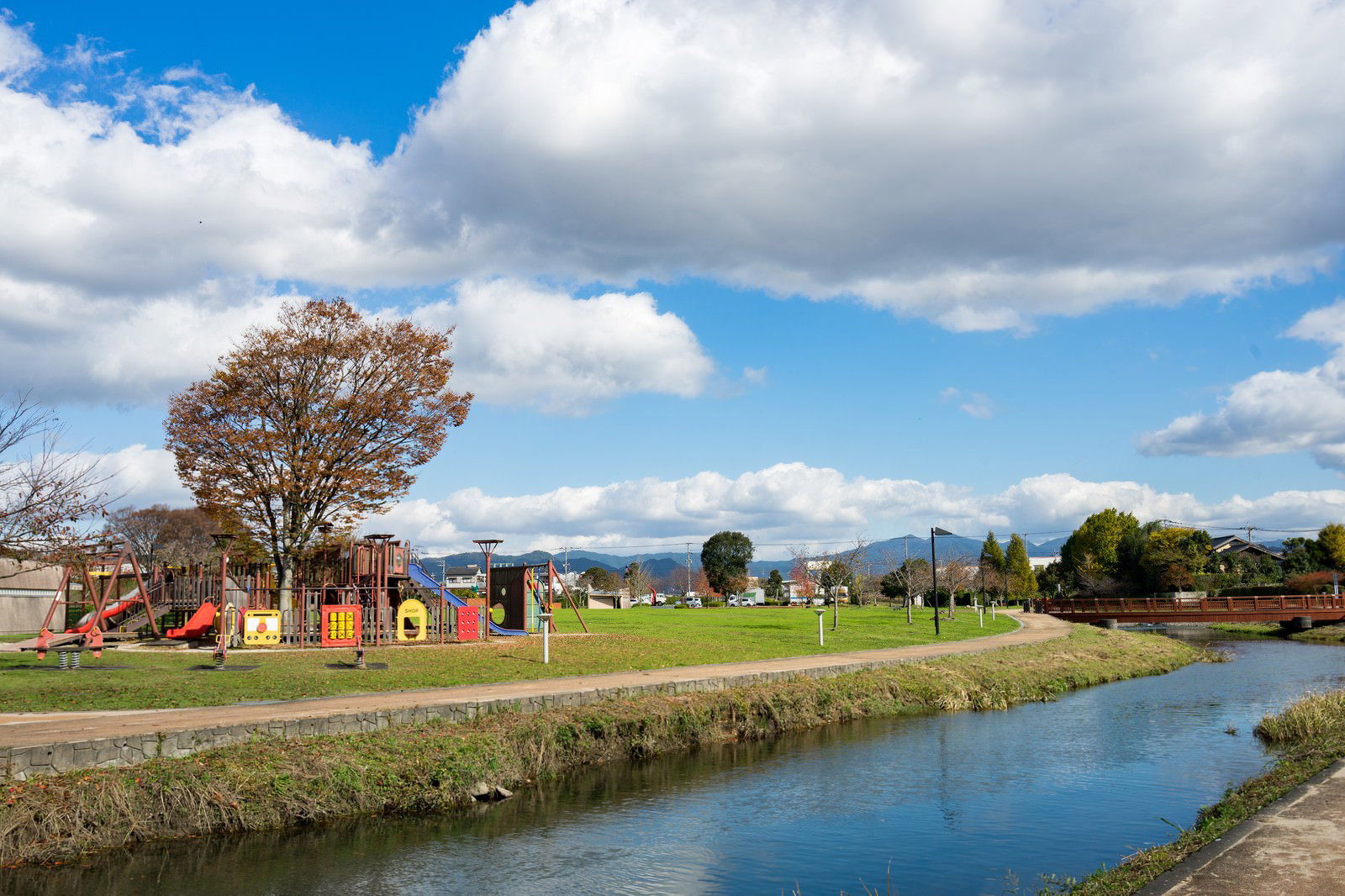 大刀洗公園の川沿い遊具広場と青空