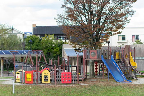 大刀洗公園の複合遊具とジャングルジムのある屋外遊び場