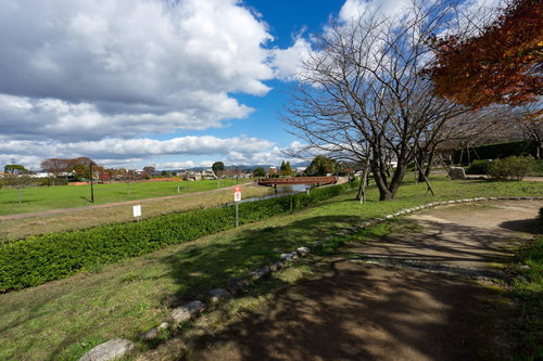 大刀洗公園内の広々とした芝生と小川の風景