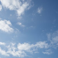 青空に浮かぶ白い雲の積雲風景の写真