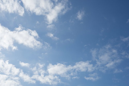 青空に浮かぶ白い雲の積雲風景