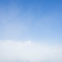 清潔感のある青空に白い雲が浮かぶ晴れの風景の写真