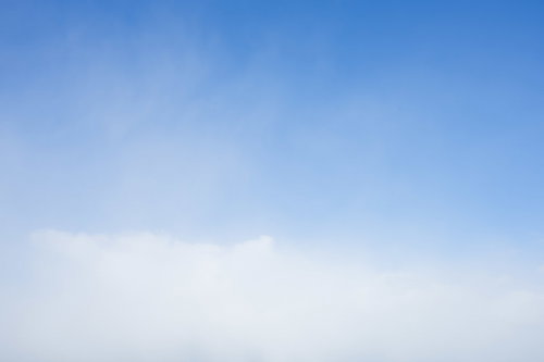 清潔感のある青空に白い雲が浮かぶ晴れの風景
