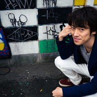 僕も会話に混ぜてよと笑顔を見せる男性の友人交流シーンの写真
