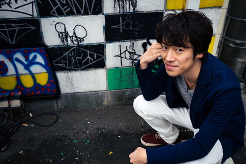 僕も会話に混ぜてよと笑顔を見せる男性の友人交流シーン