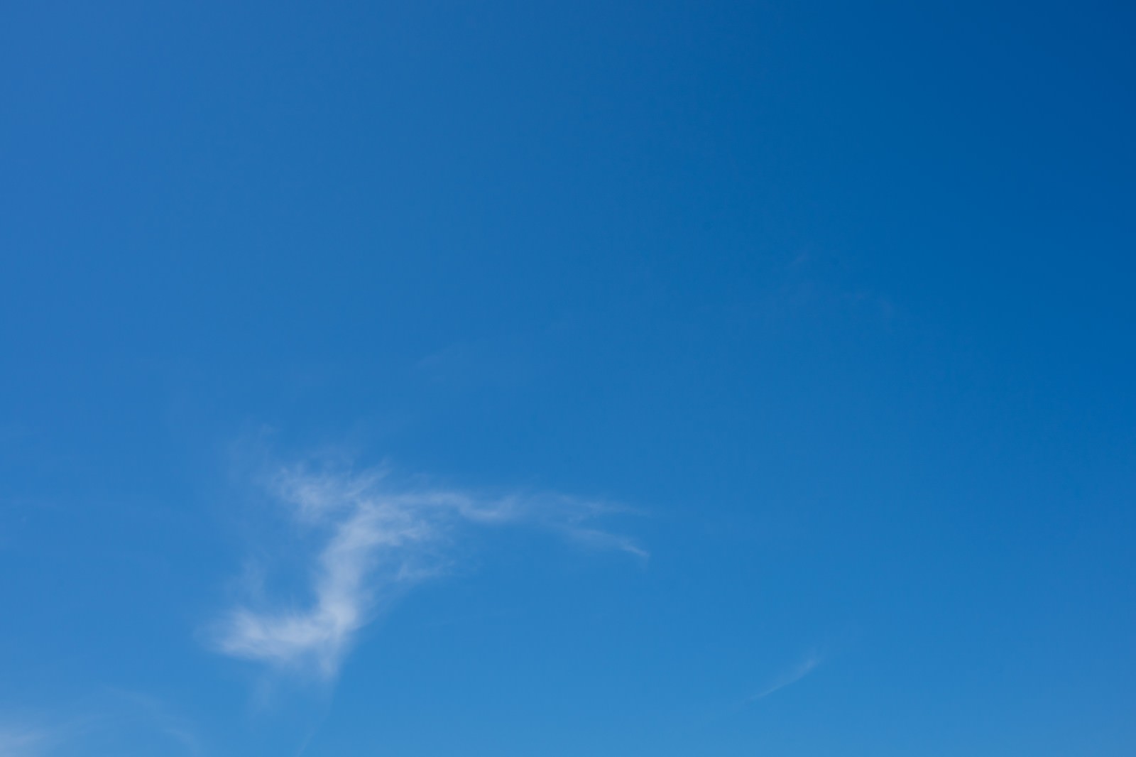 白い雲がわずかに浮かぶ澄み切った青空