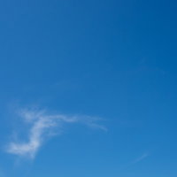 わずかな雲が浮かぶ澄み切った青空の晴天風景の写真