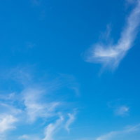 よく晴れた日の青空に浮かぶ白い雲と積雲の写真