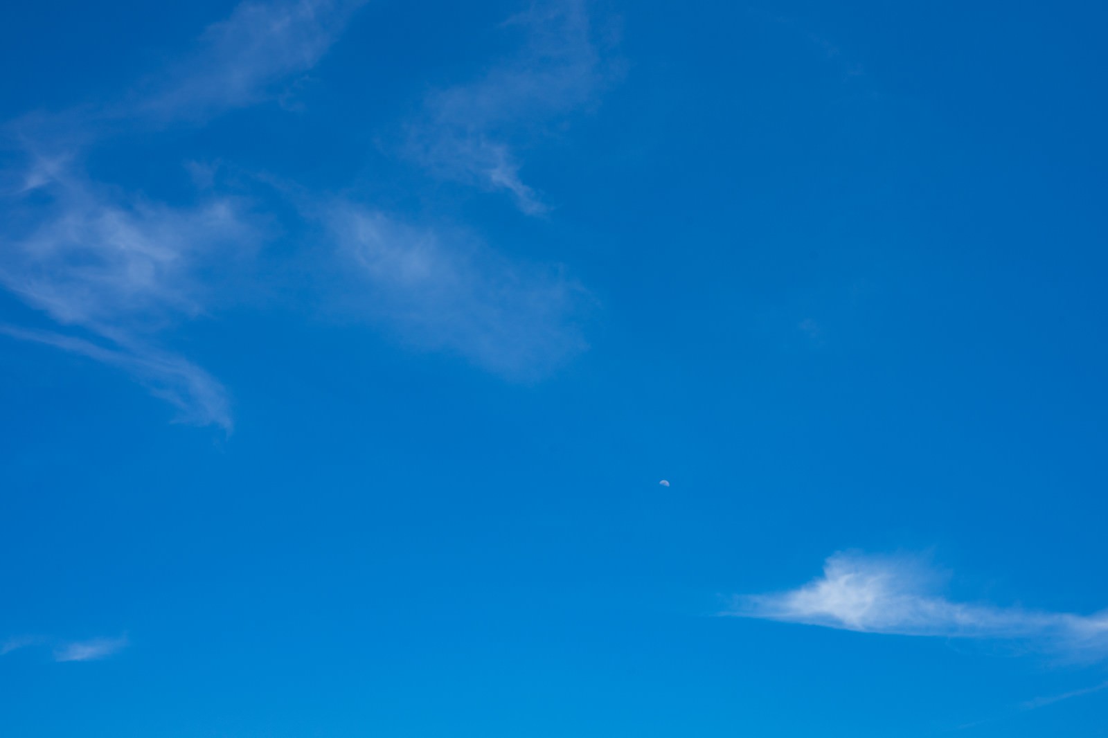 青空に白い雲が浮かぶ晴れた空