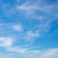 日中の青空に浮かぶ白い積雲の天気写真の写真