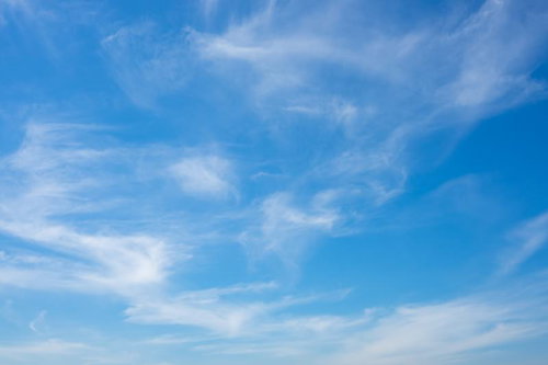 日中の青空に浮かぶ白い積雲の天気写真