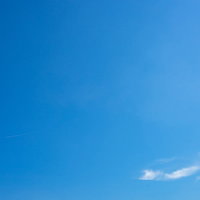 澄み渡った青い空にちょこんと浮かぶ白い雲の写真